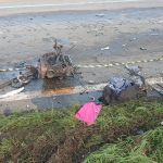 Tragédia com quatro mortos na Fernão Dias: vídeo mostra veículos queimados e motor no asfalto