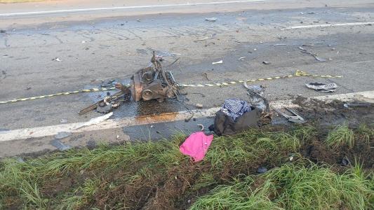 Motor da caminhonete ficou no asfalto da Fernão Dias