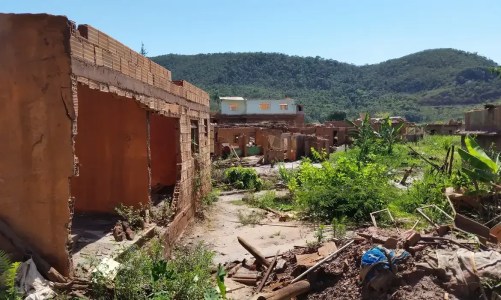 Vista de comunidade devastada pela lama derramada na tragédia de Mariana
