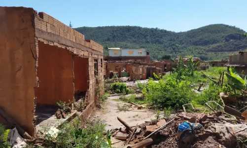 Vista de comunidade devastada pela lama derramada na tragédia de Mariana