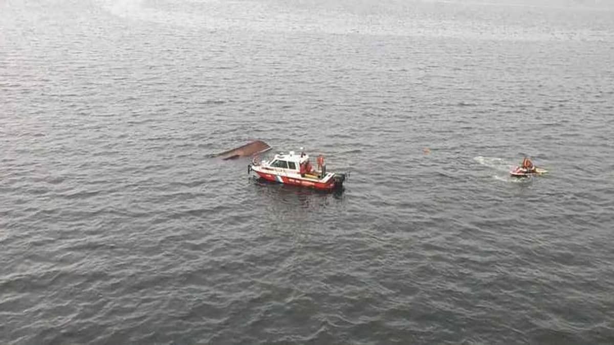 Traineira naufraga na Baía de Guanabara e deixa cinco mortos e três desaparecidos