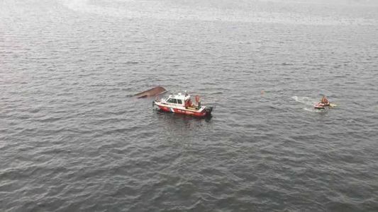 Traineira naufraga na Baía de Guanabara e deixa cinco mortos e três desaparecidos