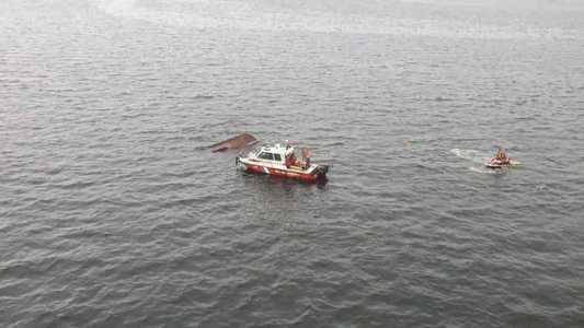 Traineira naufraga na Baía de Guanabara e deixa cinco mortos e três desaparecidos