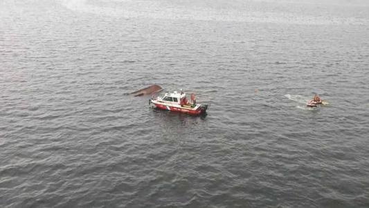 Traineira naufraga na Baía de Guanabara e deixa cinco mortos e três desaparecidos