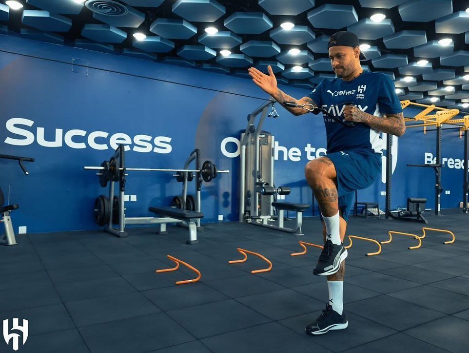 Neymar se reapresenta ao Al-Hilal e faz trabalhos isolado do grupo