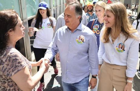 Mauro Tramonte (Republicanos) participa de caminhada no centro de BH, ao lado da candidata a vice, Luísa Barreto (Novo)