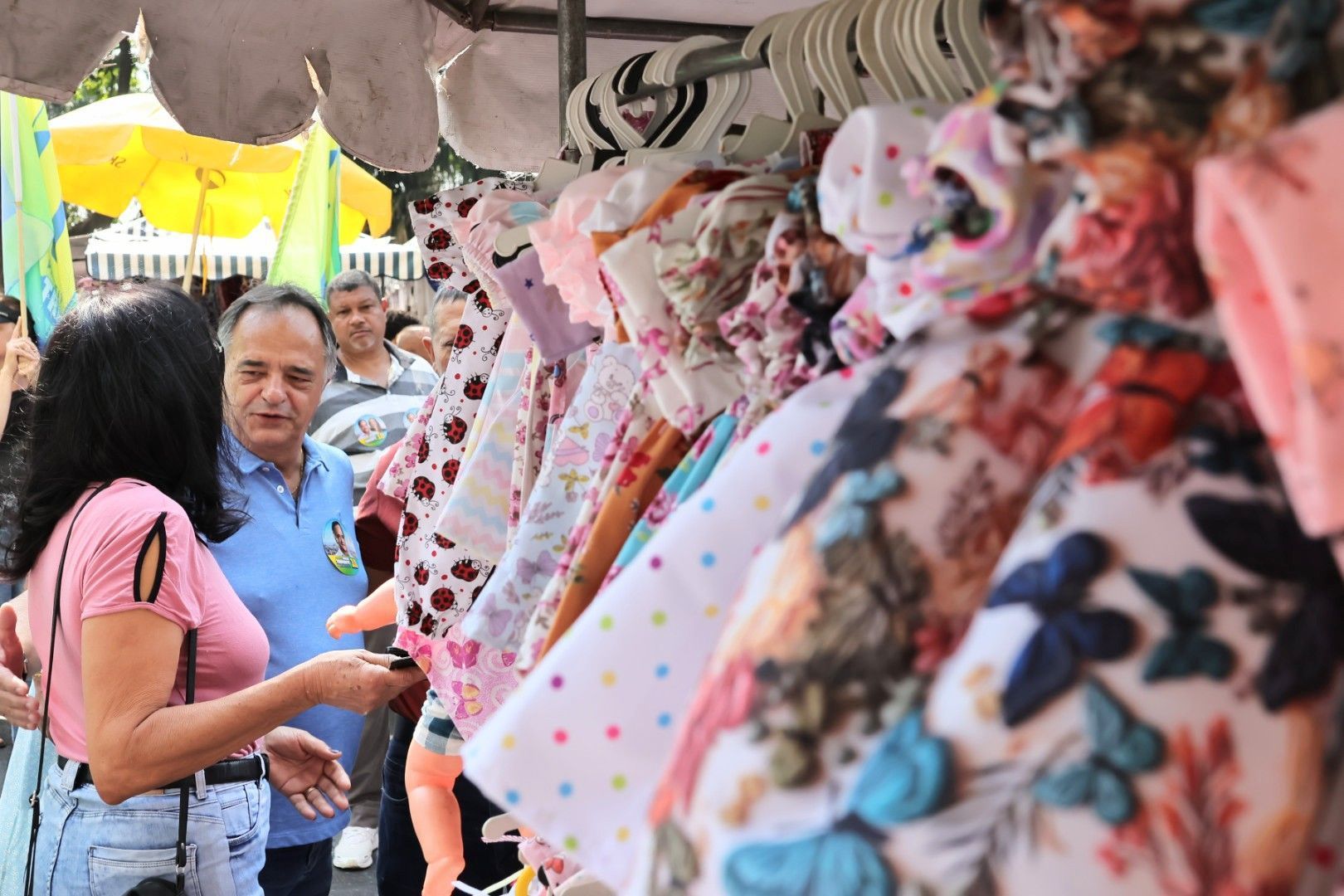 Na Feira Hippie, Tramonte conversa com comerciantes e não descarta participação de Zema na campanha