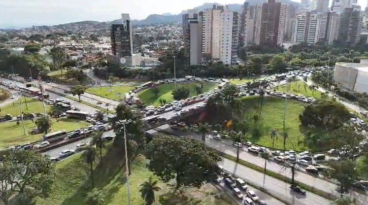 Motoristas enfrentam trânsito quilométrico nas avenidas Raja Gabaglia, Nossa Senhora do Carmo e na BR-356