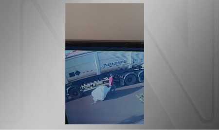Vídeo mostra homem arrastando saco com corpo de mulher trans no interior de SP | CNN Brasil