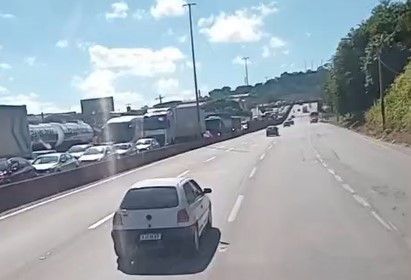Carro capota na rodovia Fernão Dias, na Grande BH, e deixa duas pessoas feridas