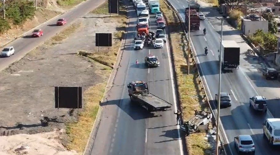 Carro capota na BR-040, na Grande BH, e provoca congestionamento quilométrico
