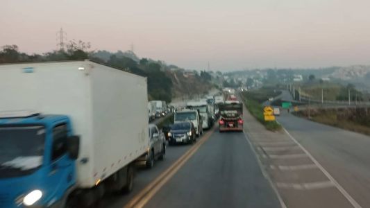 Trânsito complicado na 381 em Santa Luzia onde teve acidente na madrugada/