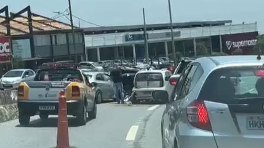 Engavetamento deixa trânsito complicado na saída do Belvedere, sentido Savassi 