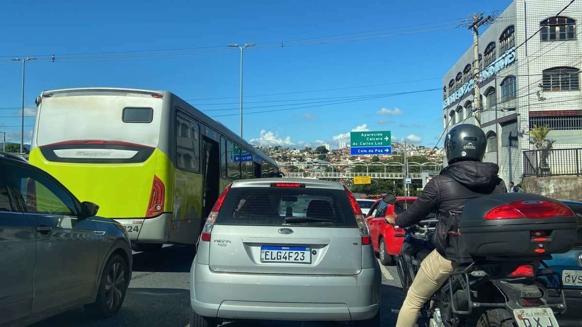 Acidente entre dois ônibus do Move deixa 27 pessoas feridas na av. Antônio Carlos 