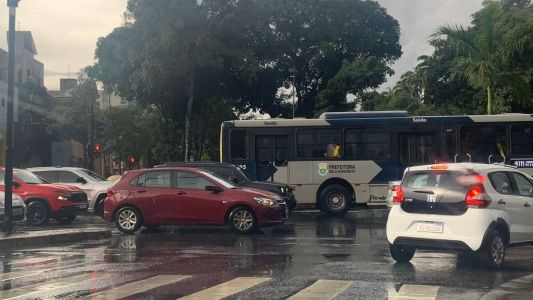 Trânsito em Belo Horizonte está congestionado neste domingo (12)