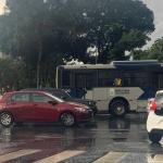 Domingo em BH é marcado por folia, chuva e muito trânsito