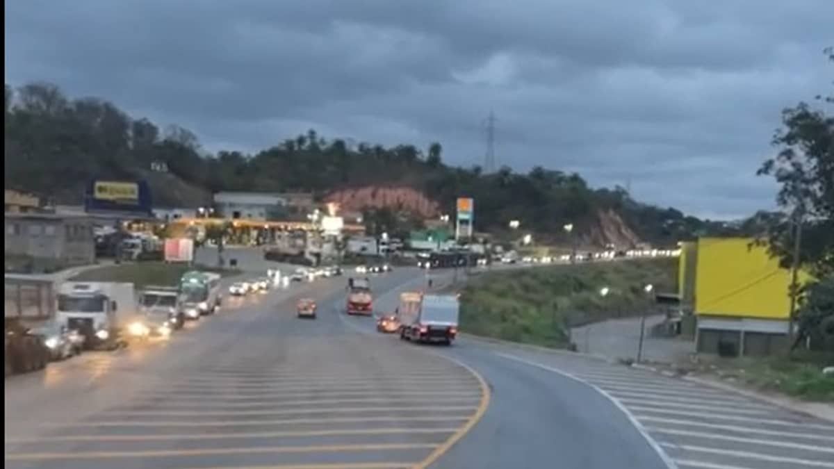 Vídeo: BR-381 tem trânsito intenso na saída de BH após tombamento de carreta