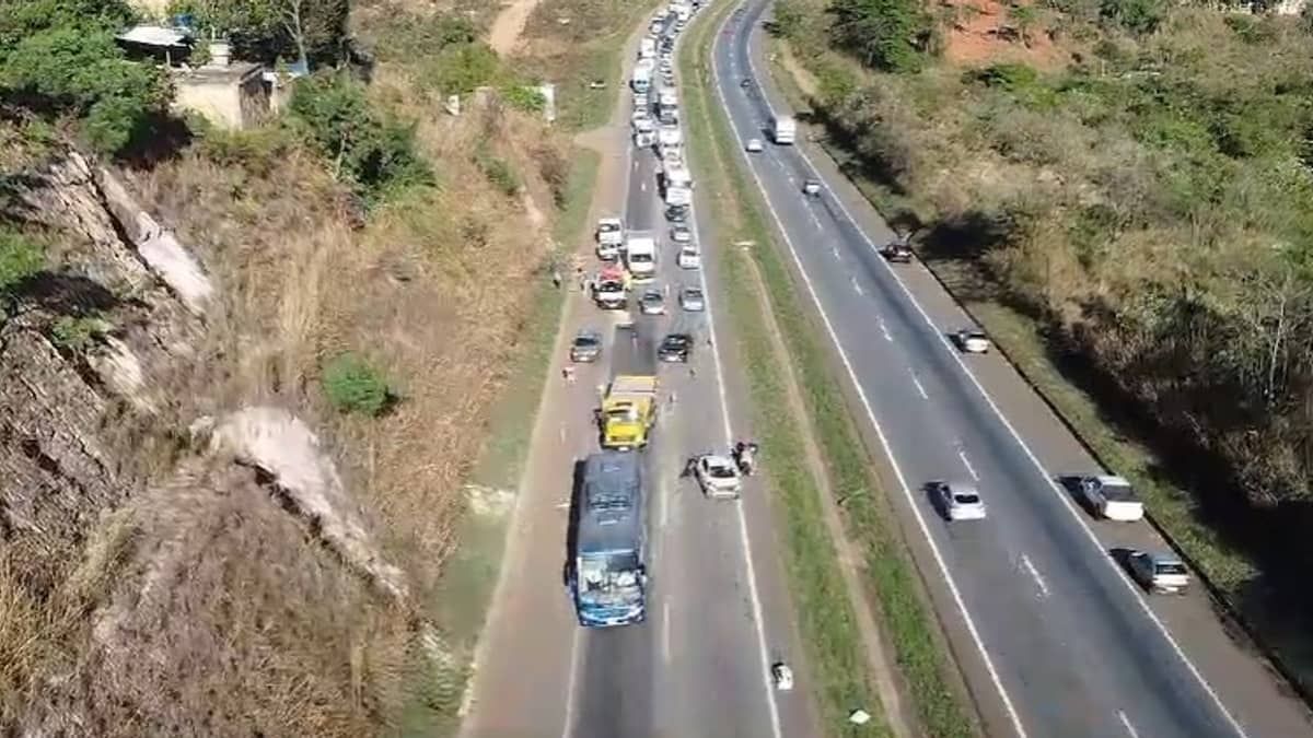 Engavetamento com cinco veículos na BR-262 em Juatuba, na Grande BH, deixa feridos 
