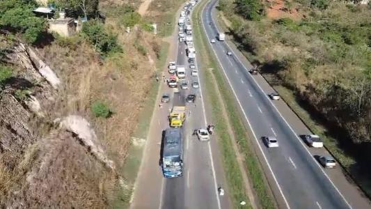 Trãnsito fica complicado no local