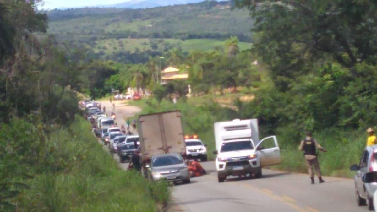 Batida entre caminhão e moto deixa uma mulher gravemente ferida em Jaboticatubas
