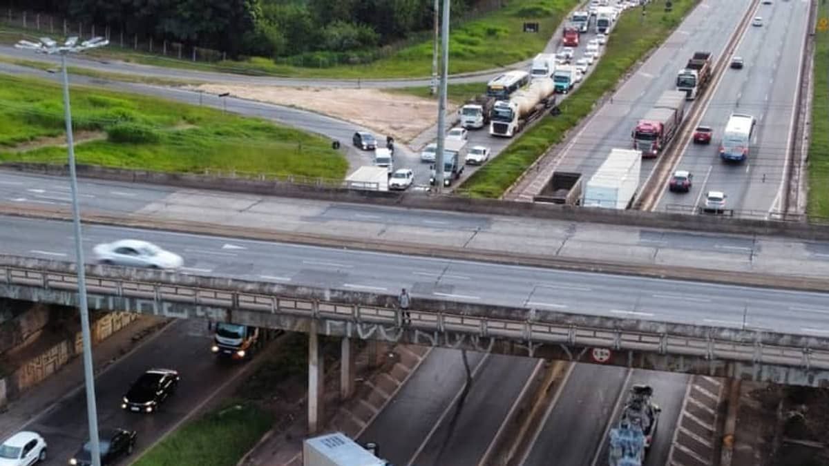 Três acidentes perto do Shopping Del Rey 'travam' trânsito no Anel Rodoviário de BH