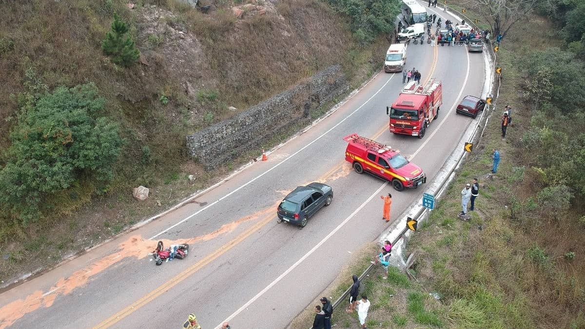 Vídeo: mulher perde membro e casal é resgatado por helicóptero após grave acidente entre moto e carro em MG