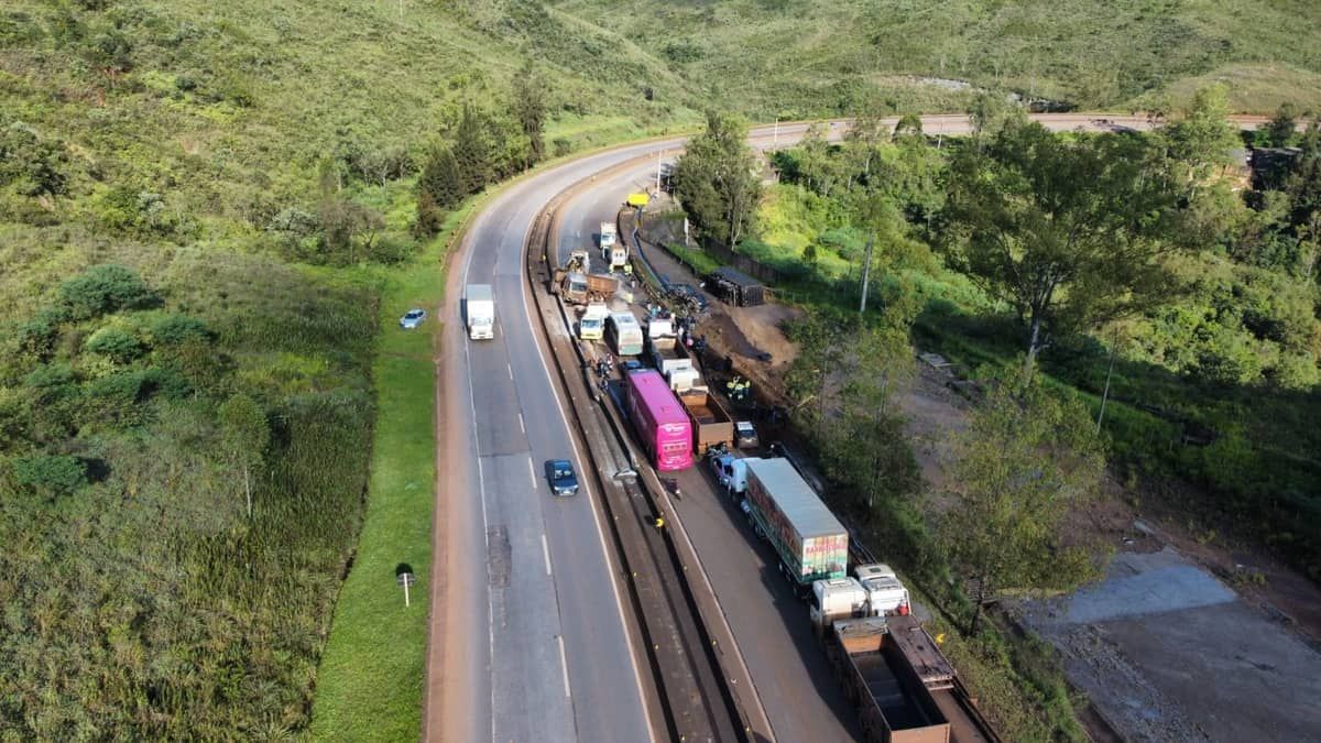 Acidente na BR-040 em Itabirito gera mais de 4 km de congestionamento; veja