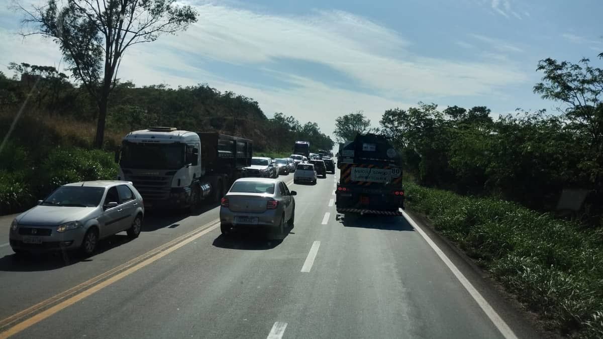 Acidente entre carro e carreta deixa dois feridos na BR-381, em Sabará