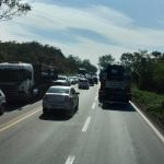 Acidente entre carro e carreta deixa dois feridos na BR-381, em Sabará