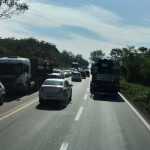 Acidente entre carro e carreta deixa dois feridos na BR-381, em Sabará