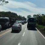 Acidente entre carro e carreta deixa dois feridos na BR-381, em Sabará