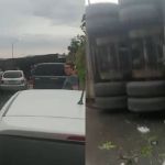 Carreta cegonheira tomba na BR-040 em Ribeirão das Neves e trava trânsito