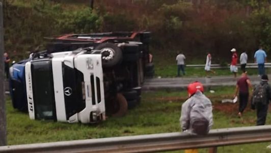 Trânsito foi liberado após cegonheira tombar na manhã desta quarta-feira (25) na BR-040