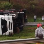 Veja imagens de acidente com cegonheira que tombou na BR-040 em Ribeirão das Neves 