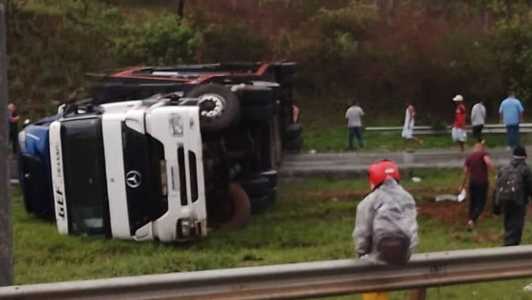 Trânsito foi liberado após cegonheira tombar na manhã desta quarta-feira (25) na BR-040