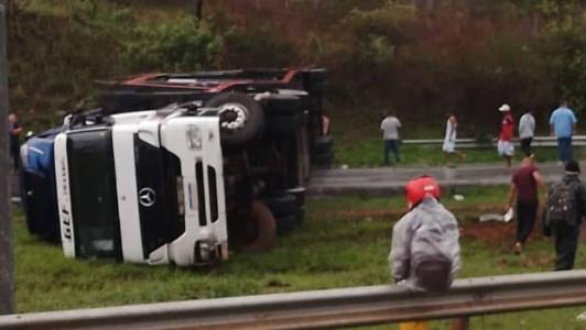 Trânsito foi liberado após cegonheira tombar na manhã desta quarta-feira (25) na BR-040