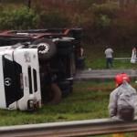 Veja imagens de acidente com cegonheira que tombou na BR-040 em Ribeirão das Neves
