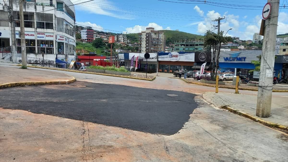 Cratera em rua de João Monlevade é tampada cinco dias após 'engolir' carro