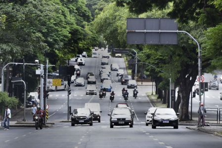 Carros e motos trafegam por avenida de Belo Horizonte