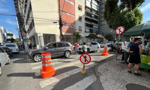 Rua Rei Alberto está com sentido invertido, sendo uma opção de retorno à Rio Branco para quem vem da Rua Santo Antônio