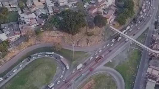 Trânsito lento é registrado na via nesta noite