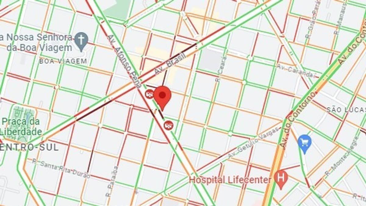 Acidente entre carro e caminhão interdita totalmente trânsito na Afonso Pena