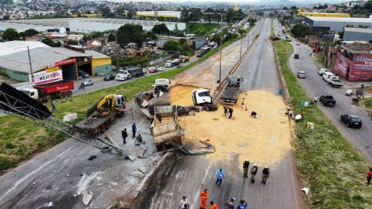 Trânsito no Anel Rodoviário ficou interditado após acidente com carros e carretas