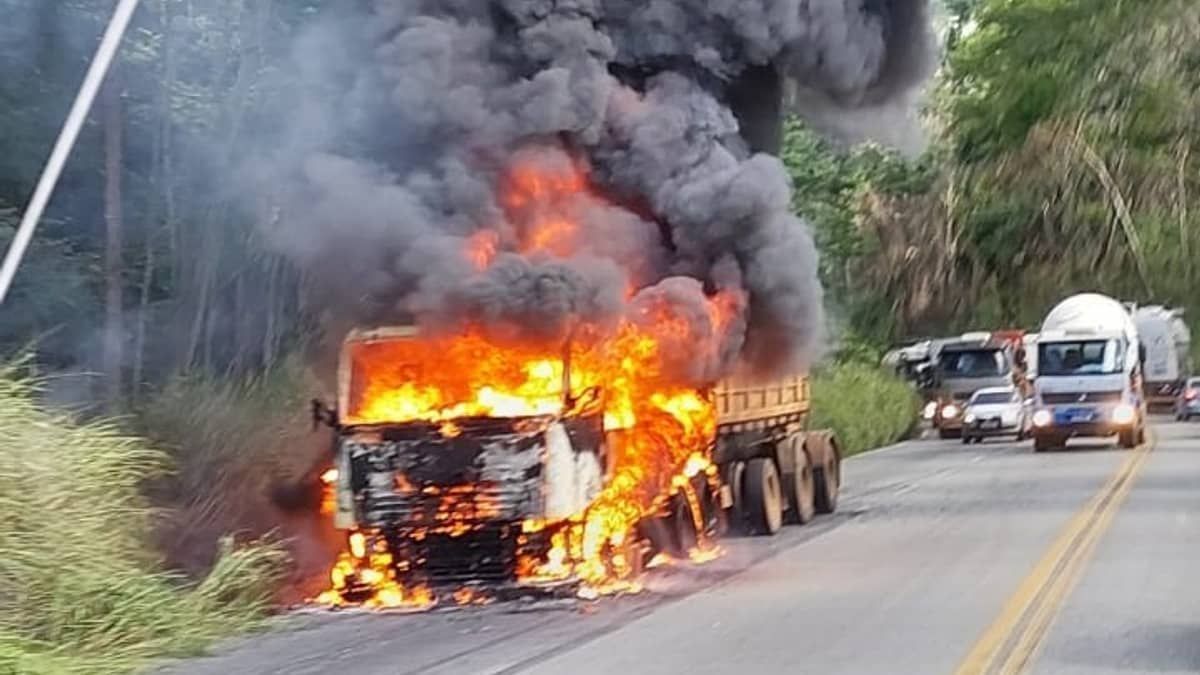 Carreta pega fogo na BR-381, em João Monlevade