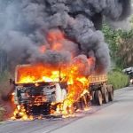 Carreta pega fogo na BR-381, em João Monlevade