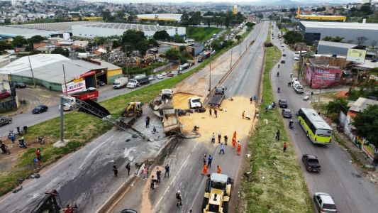 Trânsito, no local, está interditado nos dois sentidos após acidente com carros e carretas