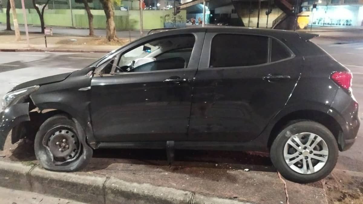 Motorista dorme ao volante e bate em poste na avenida do Contorno