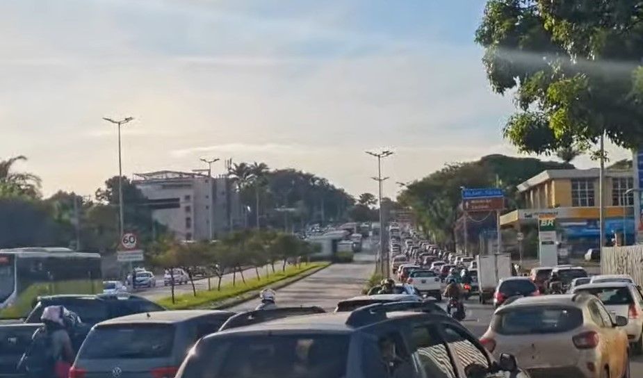 Obras da Copasa causam caos no trânsito na Avenida Antônio Carlos em BH