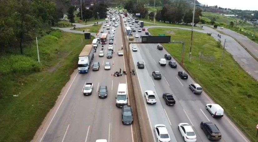Acidente trava a BR-040 saída de BH para o Rio, na manhã desta segunda (31)