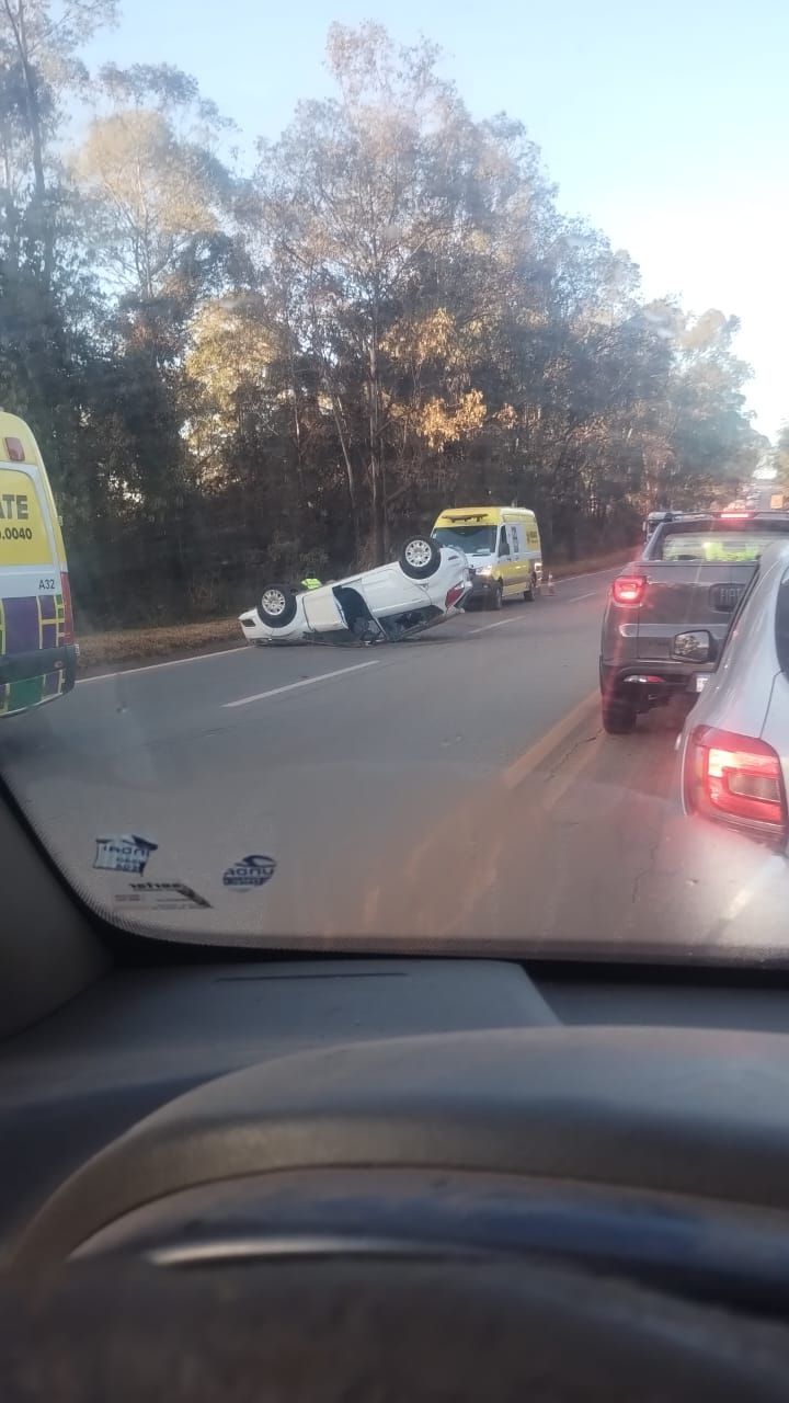 Carro bate em cavalo, capota e fecha a BR-040, em Nova Lima (MG)